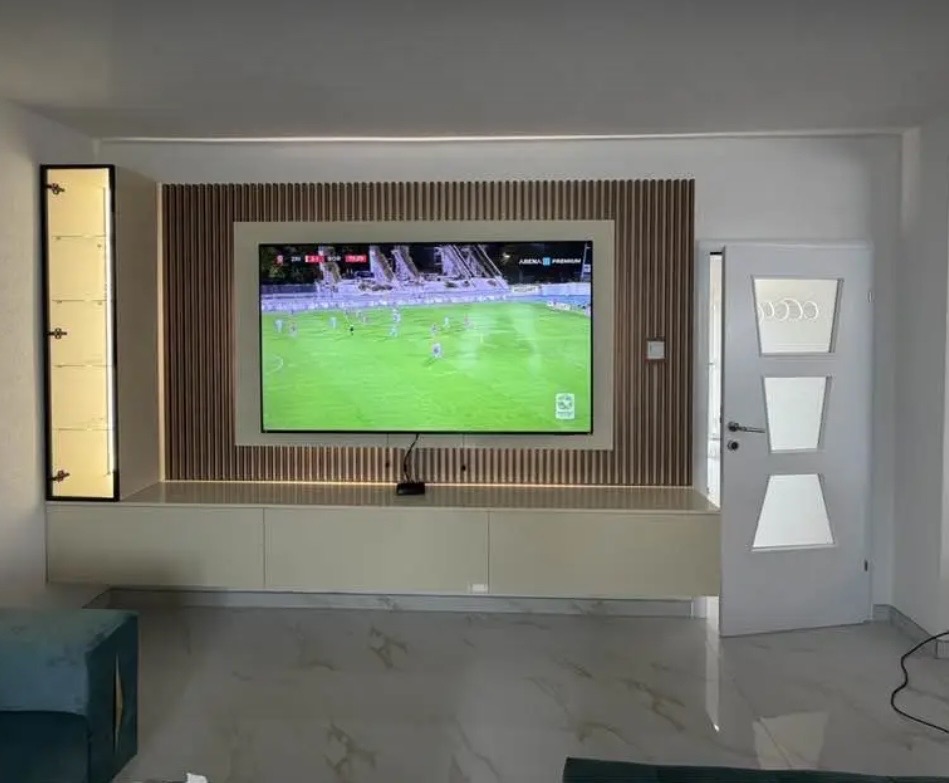 TV zid po mjeri s drvenim lamelama, visećom komodom i osvijetljenom vitrinom